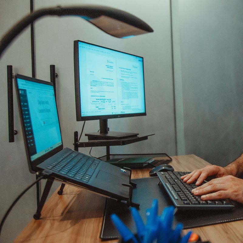 Estação de trabalho com monitores usada na gestão das operações do Grupo Distrital