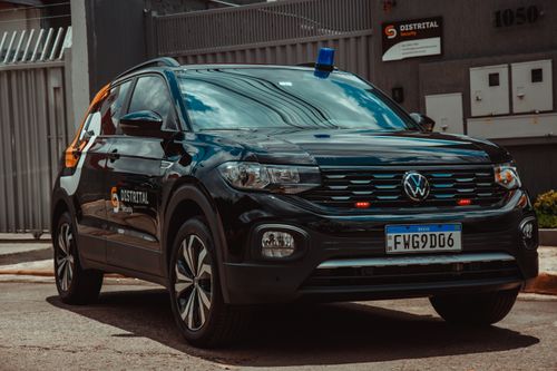 Viatura preta da divisão Distrital Security em frente à sede