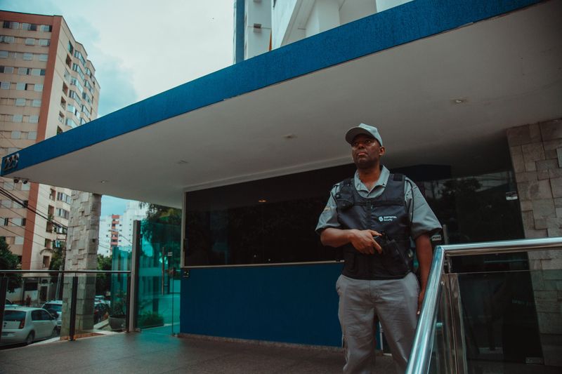 Vigilante do Grupo Distrital em frente a condomínio residencial